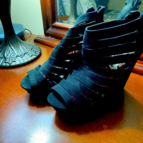 Madden Girl Shoes - Madden girl black suede webbed sandals - size 7